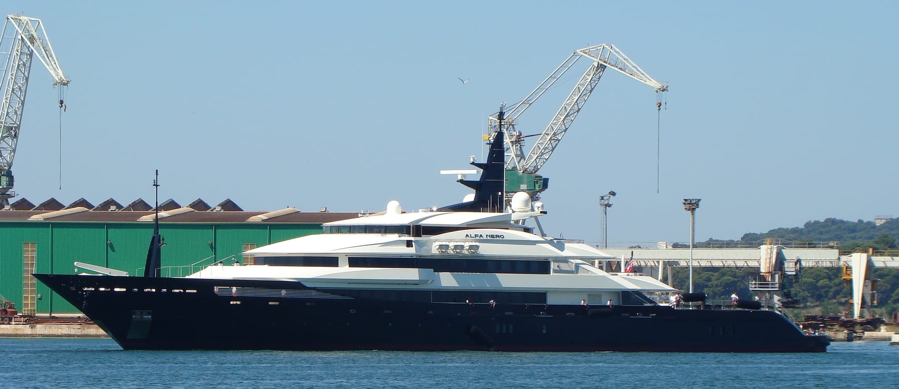 Настоящая моторная яхта Alfa Nero у причала в Пуле, 2008 год