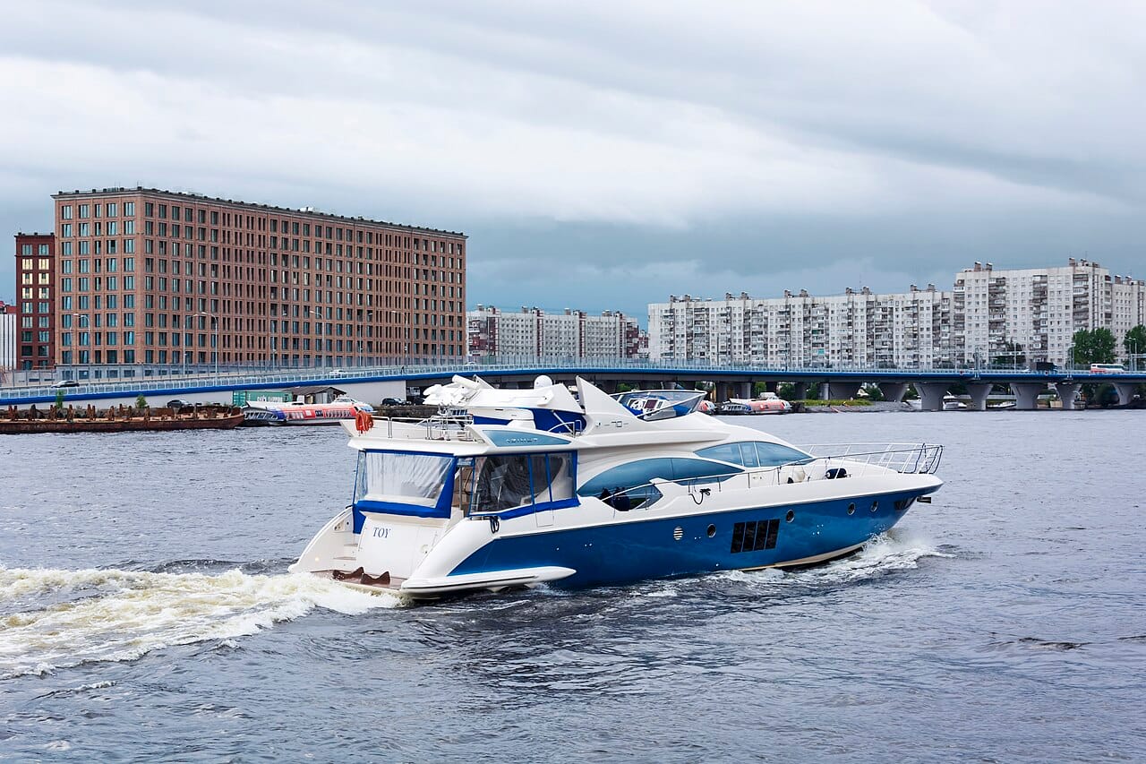 Настоящая моторная яхта Azimut 70 с синим корпусом идёт по Малой Неве в Санкт-Петербурге в 2018 году