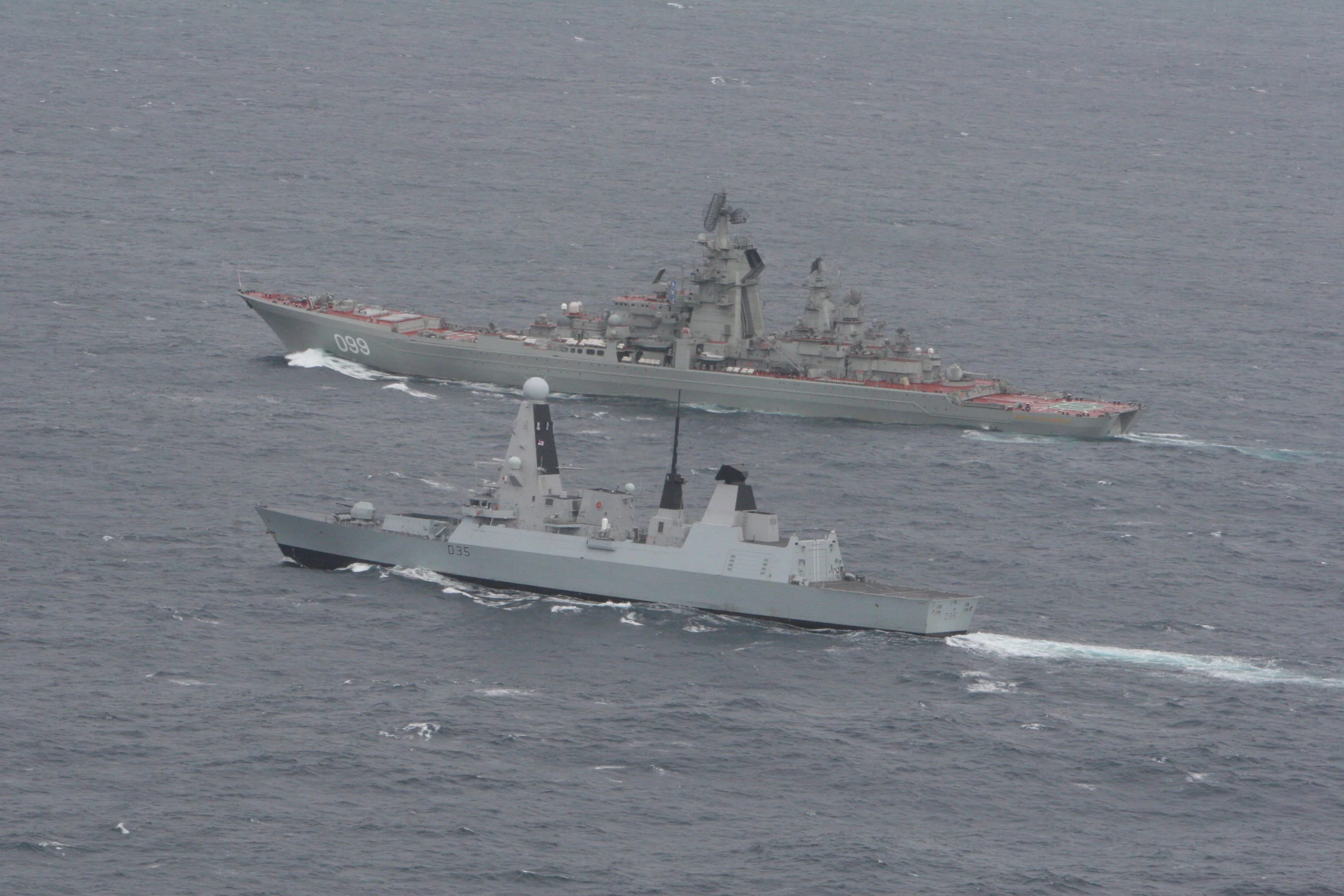 Крейсер «Пётр Великий» следует за эсминцем HMS Dragon у побережья Франции в мае 2014 года